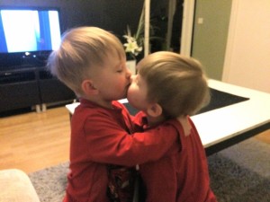 kissing_twins